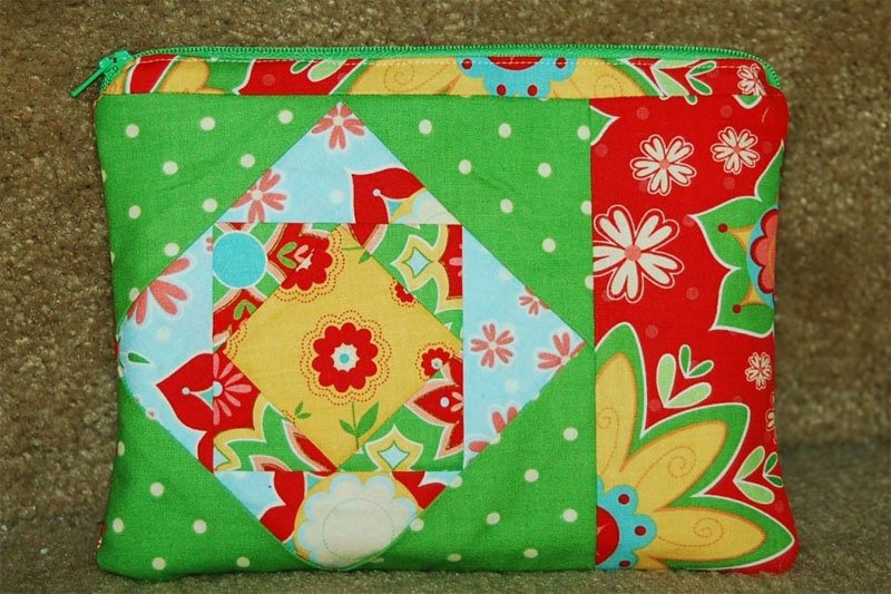 Free Sewing Tutorial - Paper Pieced Zip Pouch