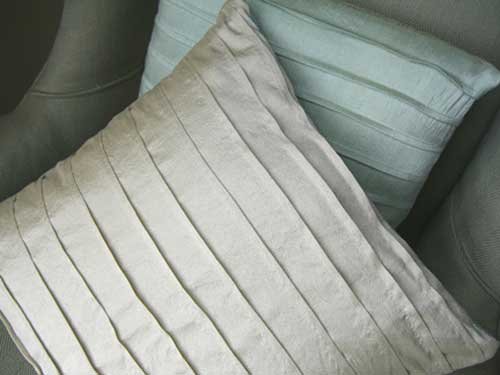 Free Sewing Tutorial: Pintuck Pillows